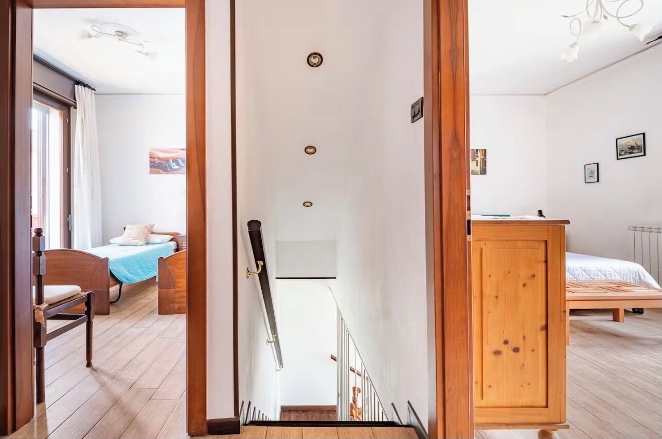 2 chambres, coffres-forts dans les chambres, fer et planche à repasser