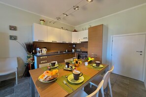 Fridge, oven, stovetop, dishwasher - Mansarda di Pianello, Pianello del Lario, Italy (Pianello del Lario)