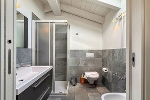 Shower, bidet, towels