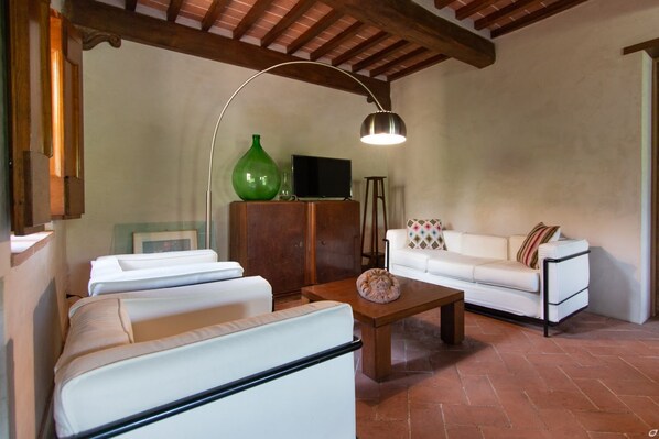 TV - Villa Doriana, villa surrounded by nature, just 10km far from sea! (Camaiore)