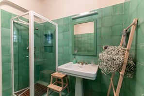 Banyera, assecador de cabells, bidet i tovalloles 