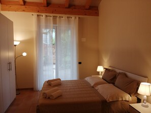 2 chambres, coffres-forts dans les chambres, fer et planche à repasser