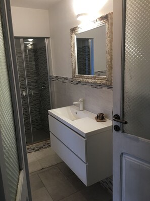 Dusche, Haartrockner, Bidet, Handtücher