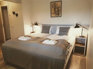 Habitación doble, baño privado (Hlaðan) | Cortinas blackout, tabla de planchar con plancha y cuna de viaje 