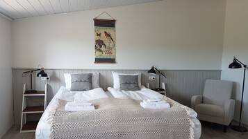 Superior tweepersoonskamer, privébadkamer (Fjósið) | Verduisterende gordijnen, een strijkplank/strijkijzer, reisbedje