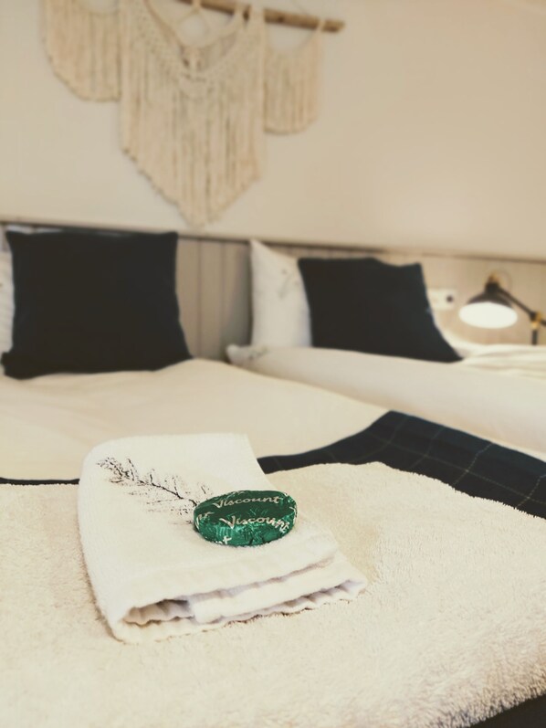 Family Apartment | Blackout drapes, iron/ironing board, travel crib, free WiFi - Grásteinn Guesthouse (Langanesbyggð)