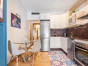 Een koelkast, een microgolfoven, een oven, een vaatwasser