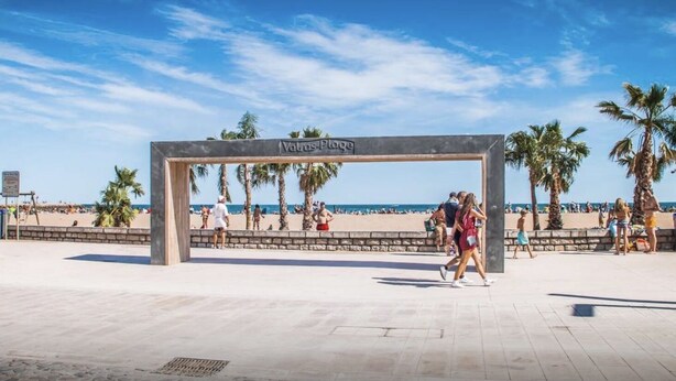 Un passeig marítim amb un cartell que diu "Valras Plage".