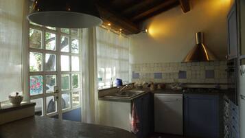 Frigorifero, microonde, forno, piano cottura