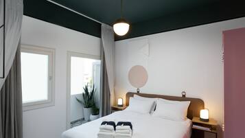 One Bedroom Apartment with Balcony | Peti besi dalam bilik, meja, ruang kerja komputer riba