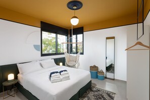 Värdeförvaringsskåp på rummet, skrivbord och arbetsyta för laptop