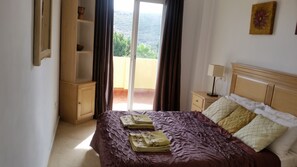 2 slaapkamers, een strijkplank/strijkijzer, gratis wifi, beddengoed