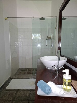 Shower, free toiletries, hair dryer, bidet - Just Re-opened - Stone Well Garden villa - 3 bedroom villa with infinity pool (Hikkaduwa)