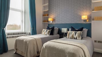 2 chambres, bureau, rideaux occultants, fer et planche Ă repasser