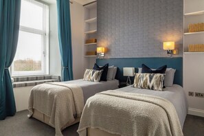 2 bedrooms, desk, blackout curtains, iron/ironing board - West Highland Apartments 'The Lomond' Luxury in Milngavie Town Centre. G62 8AB (Milngavie)