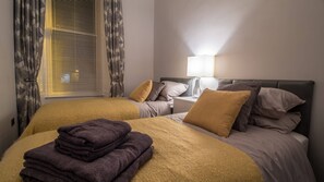 2 Schlafzimmer, Schreibtisch, Verdunkelungsvorhänge