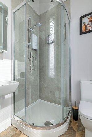 Shower - West Highland Apartments 'The Lomond' Luxury in Milngavie Town Centre. G62 8AB (Milngavie)