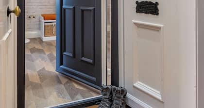 West Highland Apartments 'The Lomond' Luxury in Milngavie Town Centre. G62 8AB