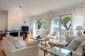 Smart-TV, peis, bordtennis og bøker