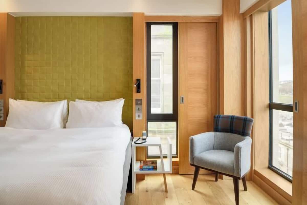 1 bedroom, Egyptian cotton sheets, premium bedding, down duvets