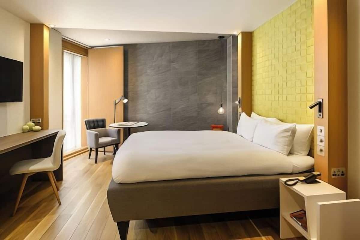 1 bedroom, Egyptian cotton sheets, premium bedding, down duvets