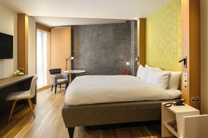 1 bedroom, Egyptian cotton sheets, premium bedding, down duvets