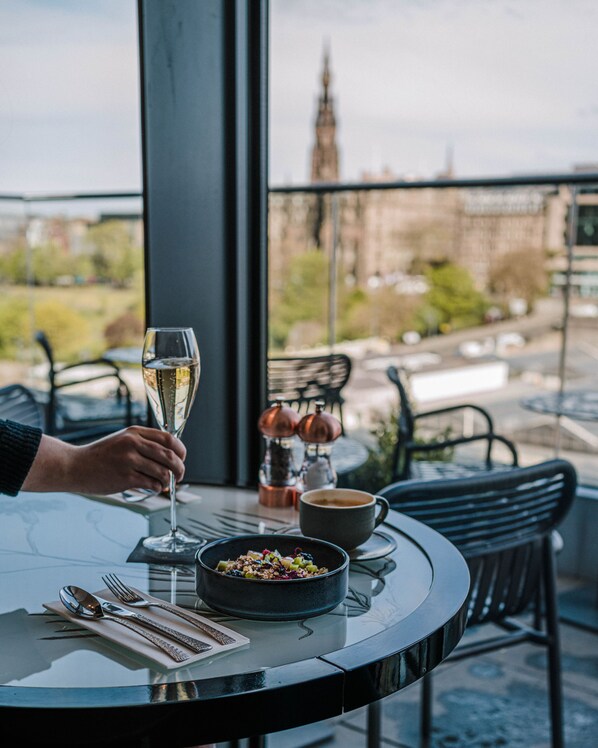 每日付費供應當地料理早餐
