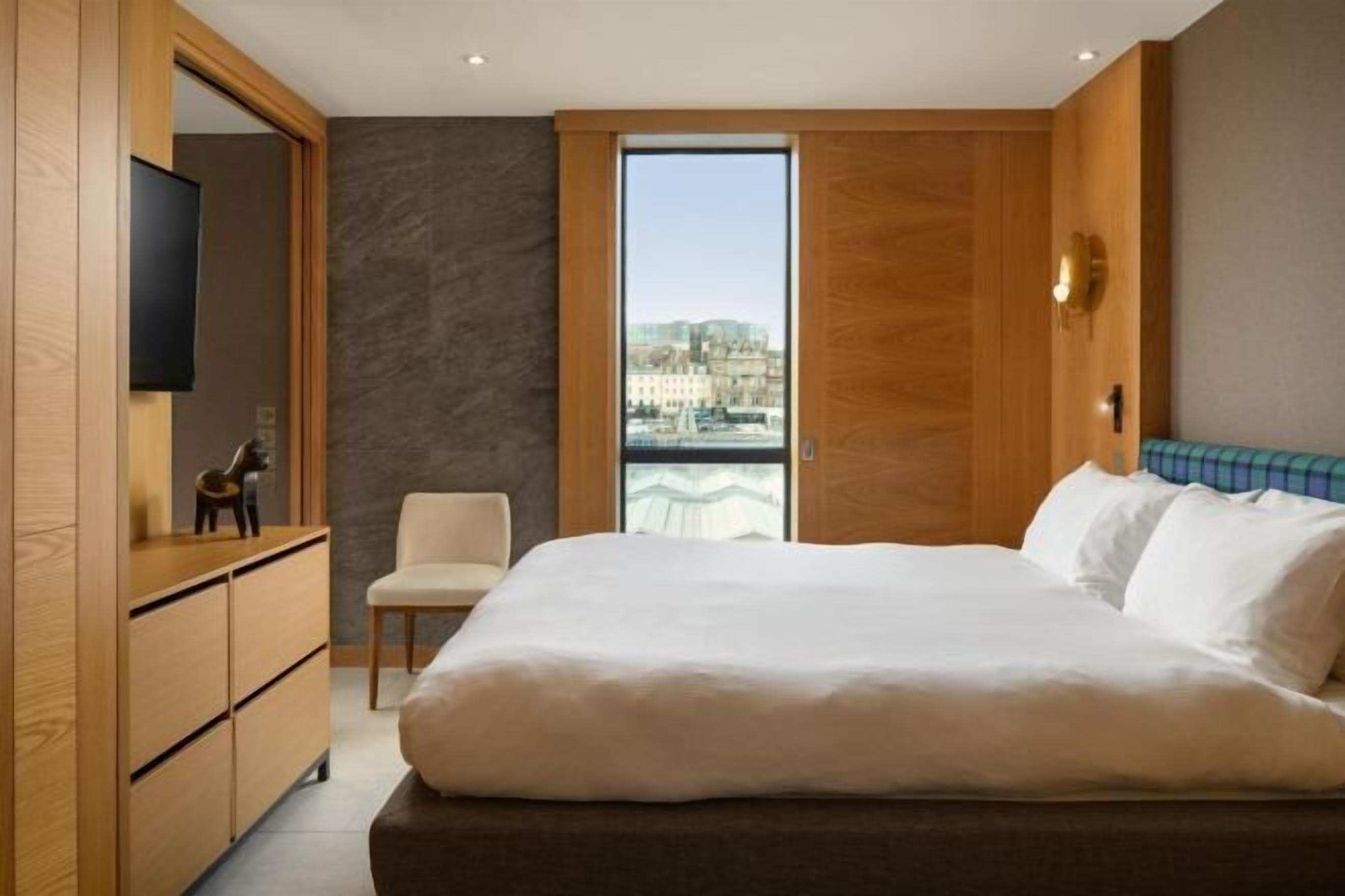 1 bedroom, Egyptian cotton sheets, premium bedding, down duvets
