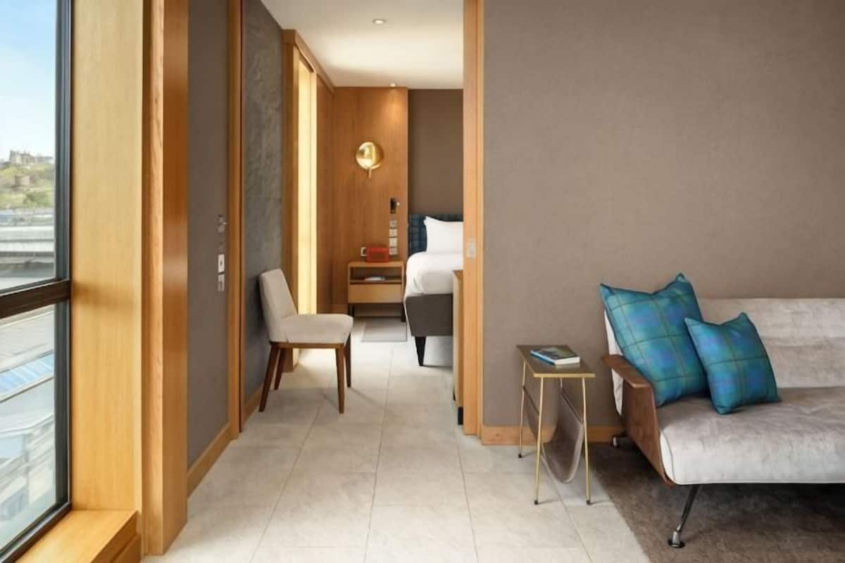 1 bedroom, Egyptian cotton sheets, premium bedding, down duvets