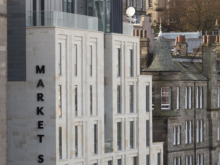 Un edificio con un cartel que dice "MARKET STREET hotel".