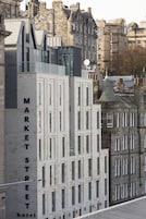 Ein Gebäude mit einem Schild, auf dem „MARKET STREET hotel“ steht.