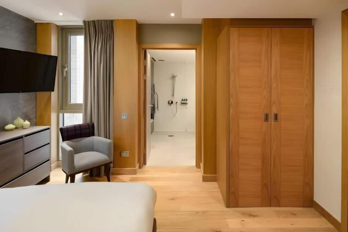 1 bedroom, Egyptian cotton sheets, premium bedding, down duvets