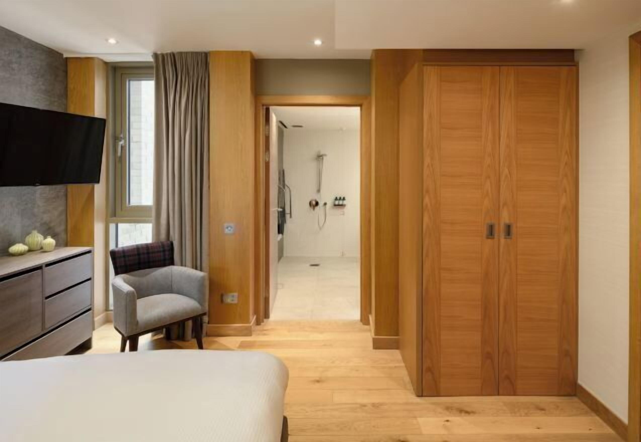 1 bedroom, Egyptian cotton sheets, premium bedding, down duvets