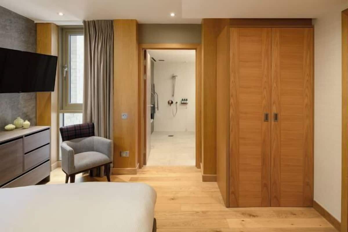 1 bedroom, Egyptian cotton sheets, premium bedding, down duvets