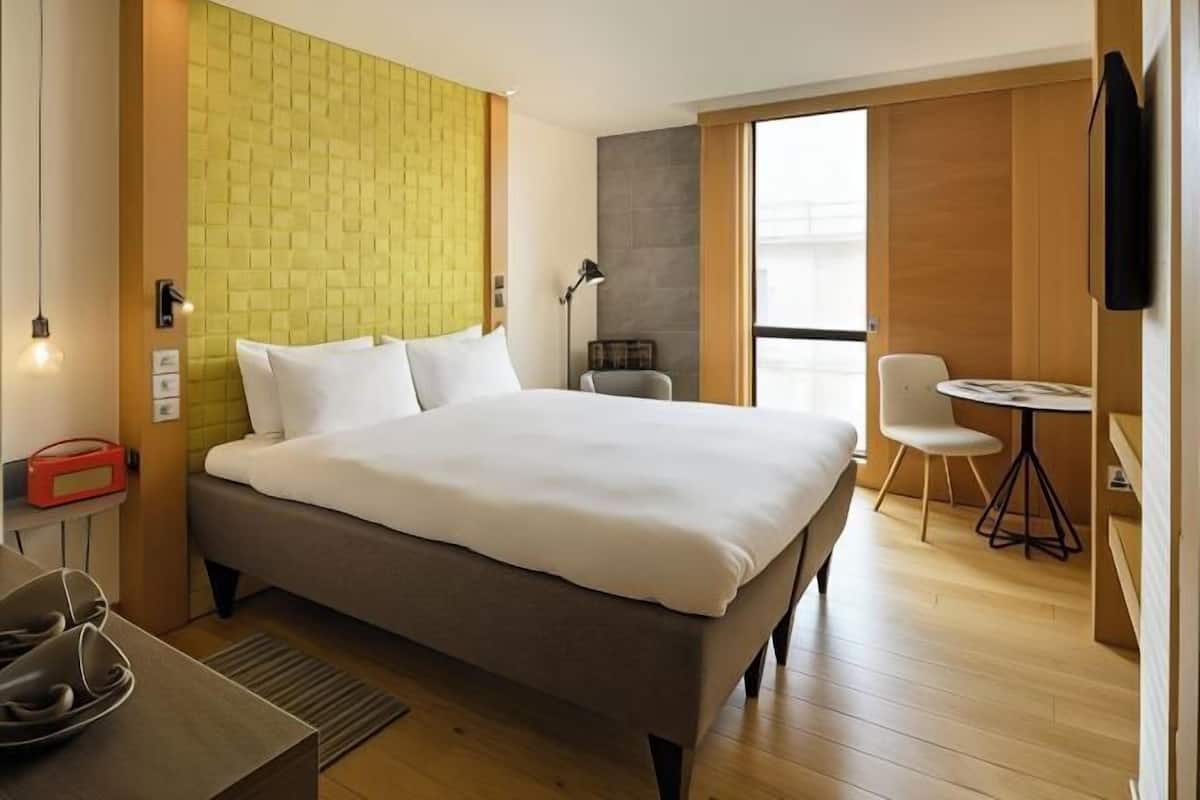 1 bedroom, Egyptian cotton sheets, premium bedding, down duvets