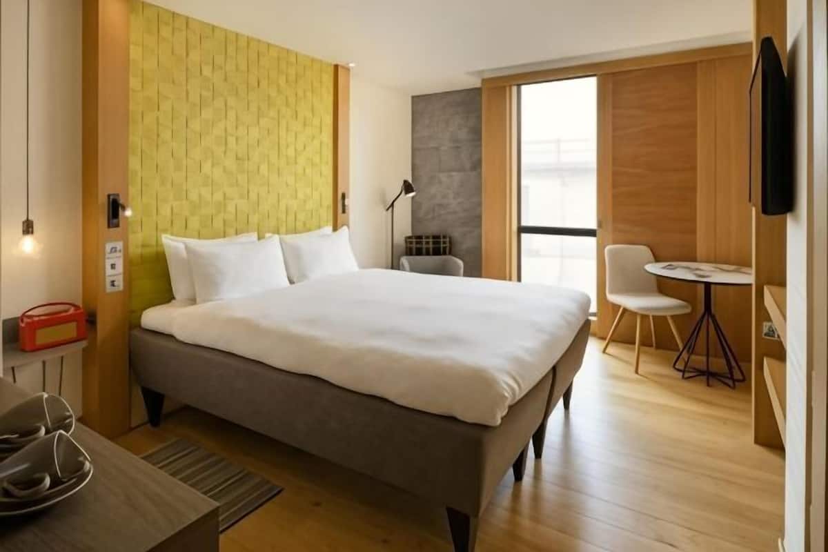 1 bedroom, Egyptian cotton sheets, premium bedding, down duvets