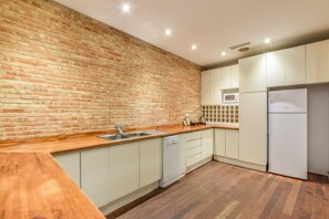 Kjøleskap, mikrobølgeovn, ovn og oppvaskmaskin