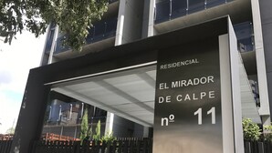 Een moderne gevel met een bord waarop staat: RESIDENCIAL EL MIRADOR DE CALPE n° 11.