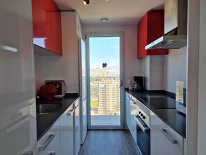 Een koelkast, een microgolfoven, een oven, een vaatwasser