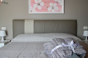 2 bedrooms, iron/ironing board, WiFi, bed sheets - Il Papavero apartment Sirmione | Terme & Garda Lake (Sirmione)