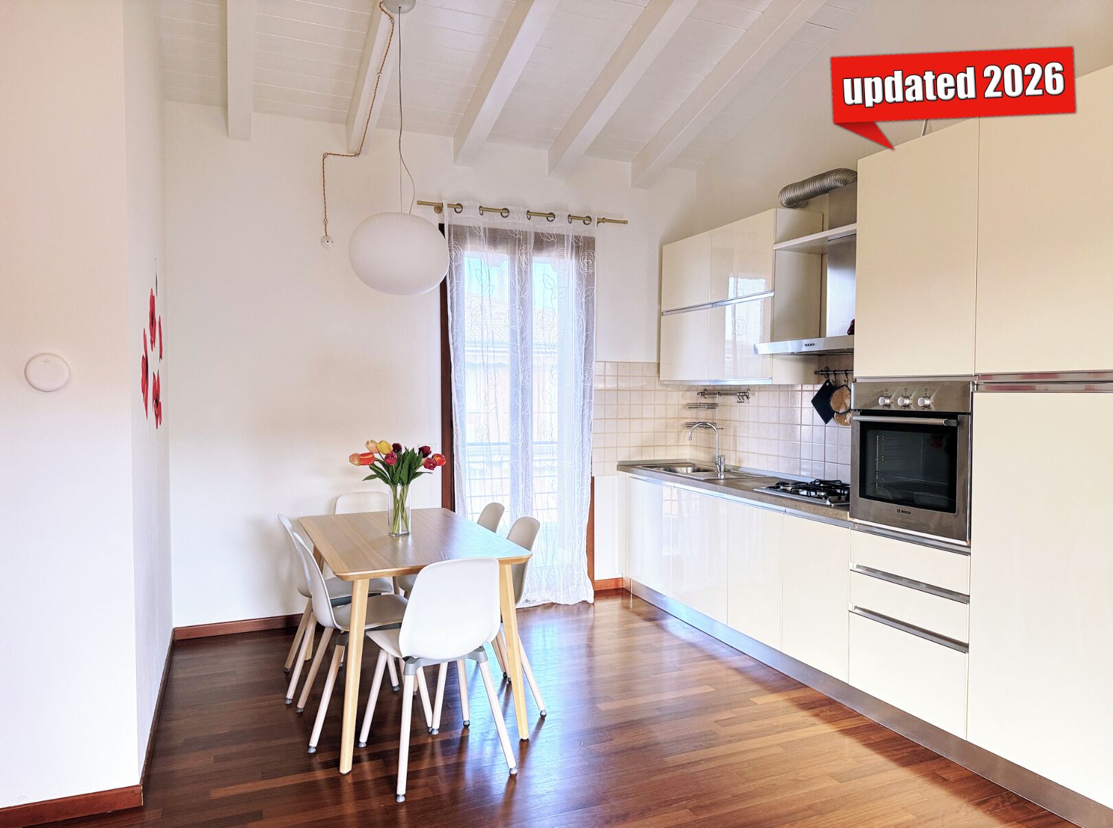 Kjøleskap, ovn, kokeplater og oppvaskmaskin