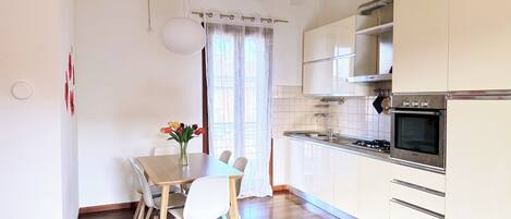 Kjøleskap, ovn, kokeplater og oppvaskmaskin