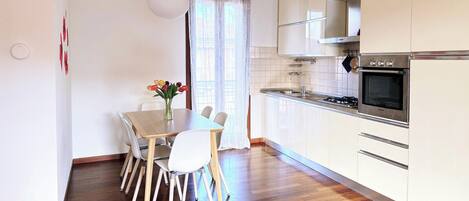 Kjøleskap, ovn, kokeplater og oppvaskmaskin