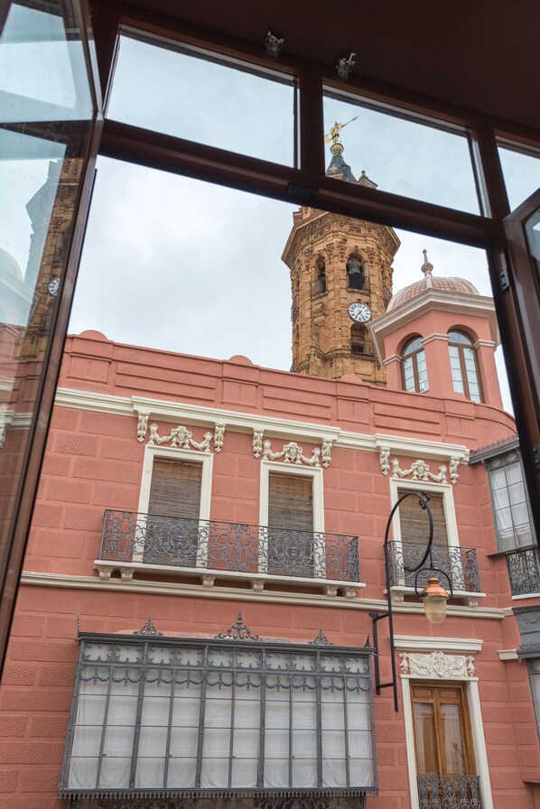 المنشأة من الداخل