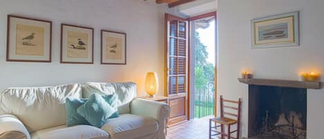 Apartment, 3 Bedrooms | Living room | Flat-screen TV, fireplace