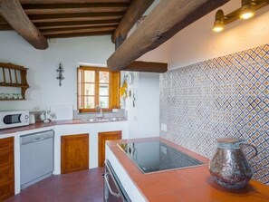 Apartment, 3 Bedrooms | Private kitchen | Full-size fridge, microwave, oven, stovetop