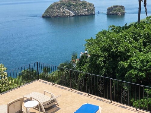 Stone house overlooking the Sea and the Jungle 