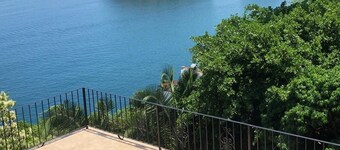 Stone house overlooking the Sea and the Jungle 