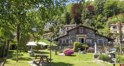 Apartamento en chalet de piedra rodeado de vegetación a pocos pasos del lago.
