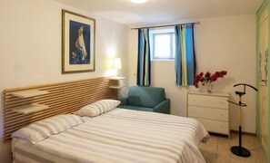 2 habitaciones, escritorio, tabla de planchar con plancha y wifi gratis 